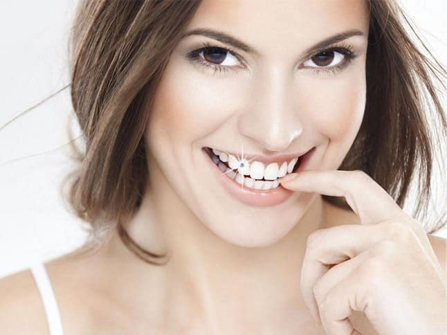 Đính đá kim cương lên răng đem lại vẻ đẹp cho răng